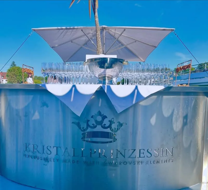 Sonnendeck der Kristallprinzessin mit Stehtisch und Sonnenschirm