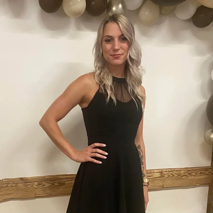 Jenny von Coco Loco im schwarzen Kleid