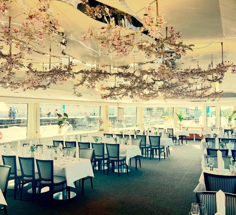 Festlich dekorierter Salon der Kristallprinzessin mit gedeckten Tischen